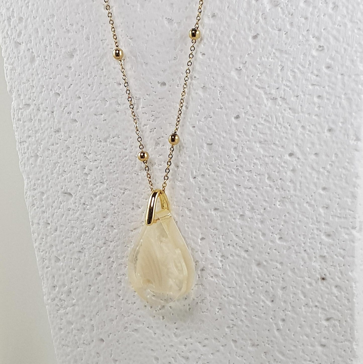 Collier pendentif poisson discus blanc en résine, bijou fantaisie marine artisanal
