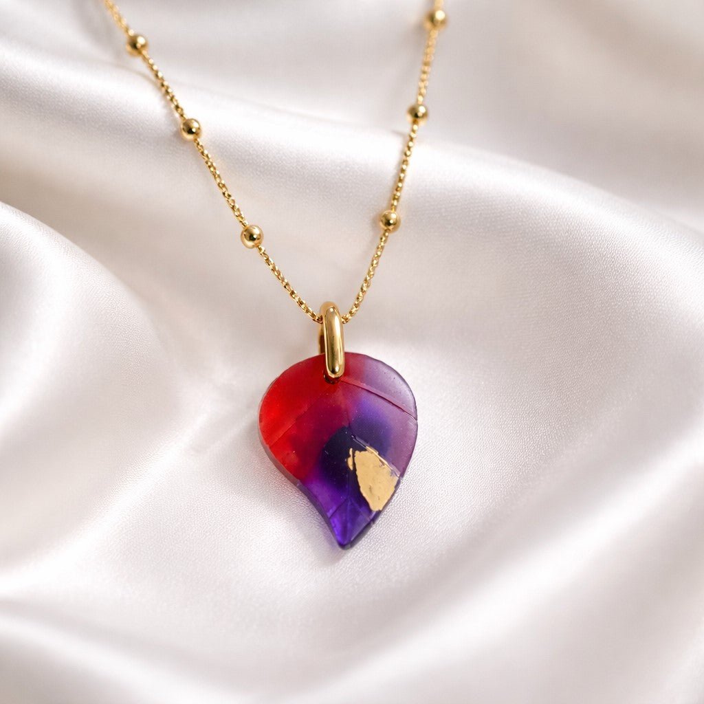 Collier Charmille Violet Bordeaux Paillettes Or | Bijou Résine Artisanal Élégant