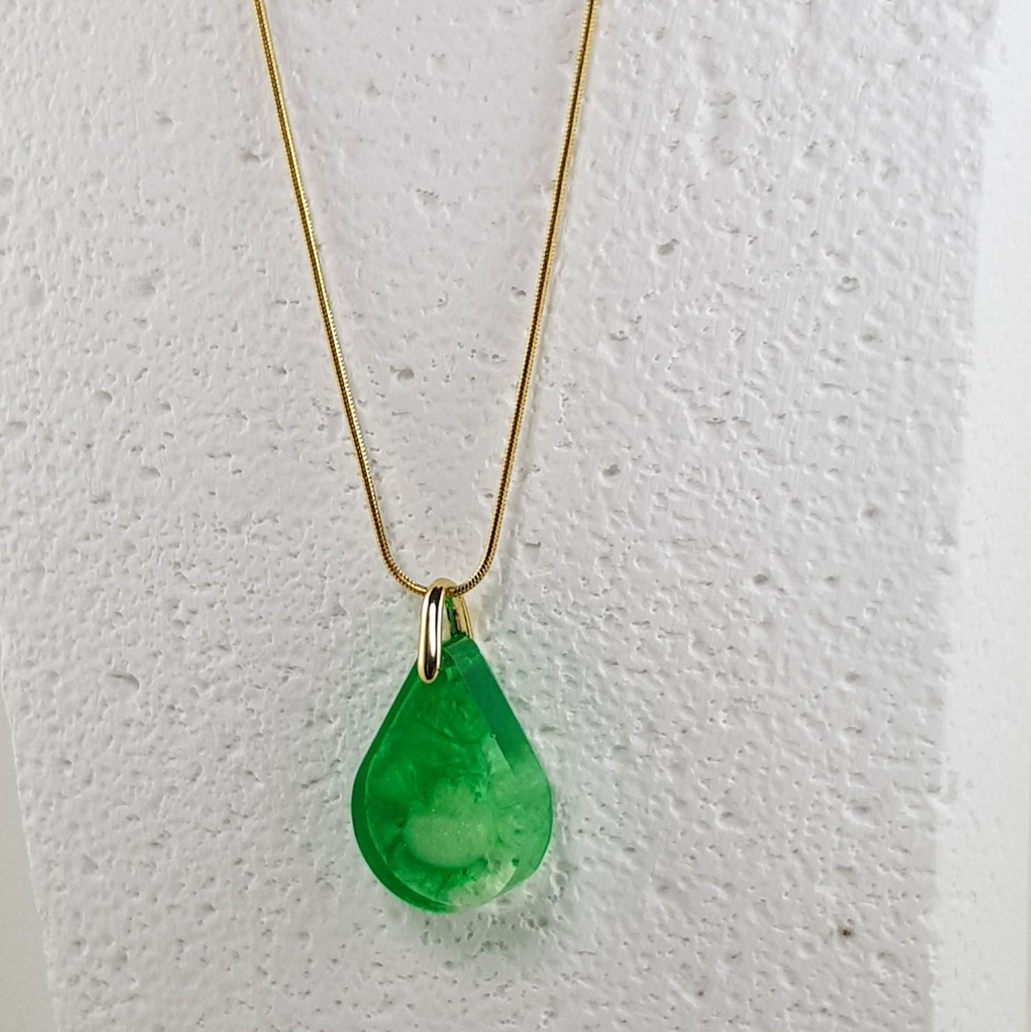 Collier pendentif étrille crabe vert pâle en résine, bijou fantaisie marine artisanal