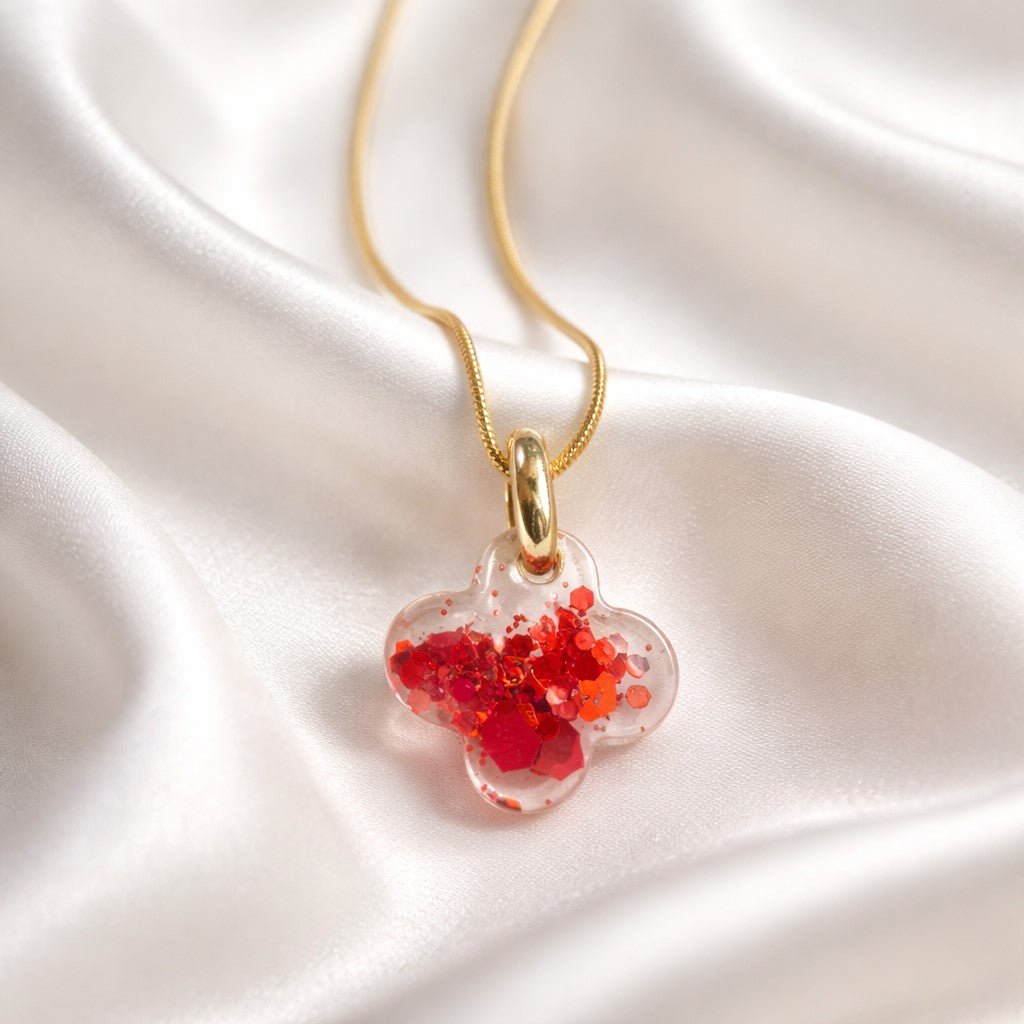 Collier trèfle paillettes rouges – résine & acier doré