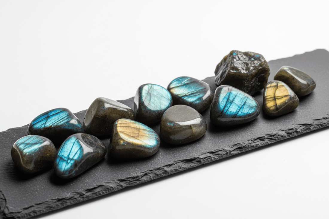 Labradorite naturelle iridescente - pierre mystique aux reflets bleus, verts et dorés pour bijouterie et lithothérapie protection