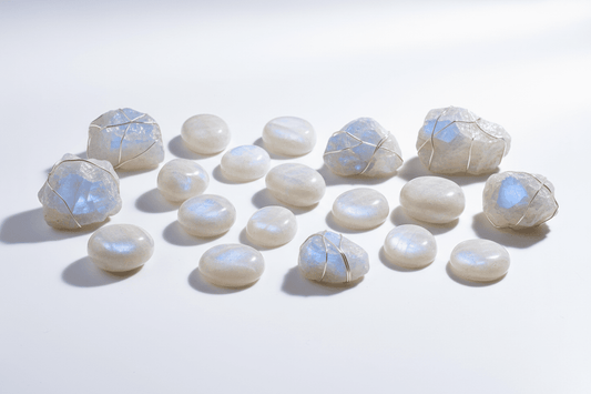 Pierre de lune naturelle blanche avec adularescence bleue - feldspath mystique aux reflets lunaires pour bijouterie et lithothérapie intuition