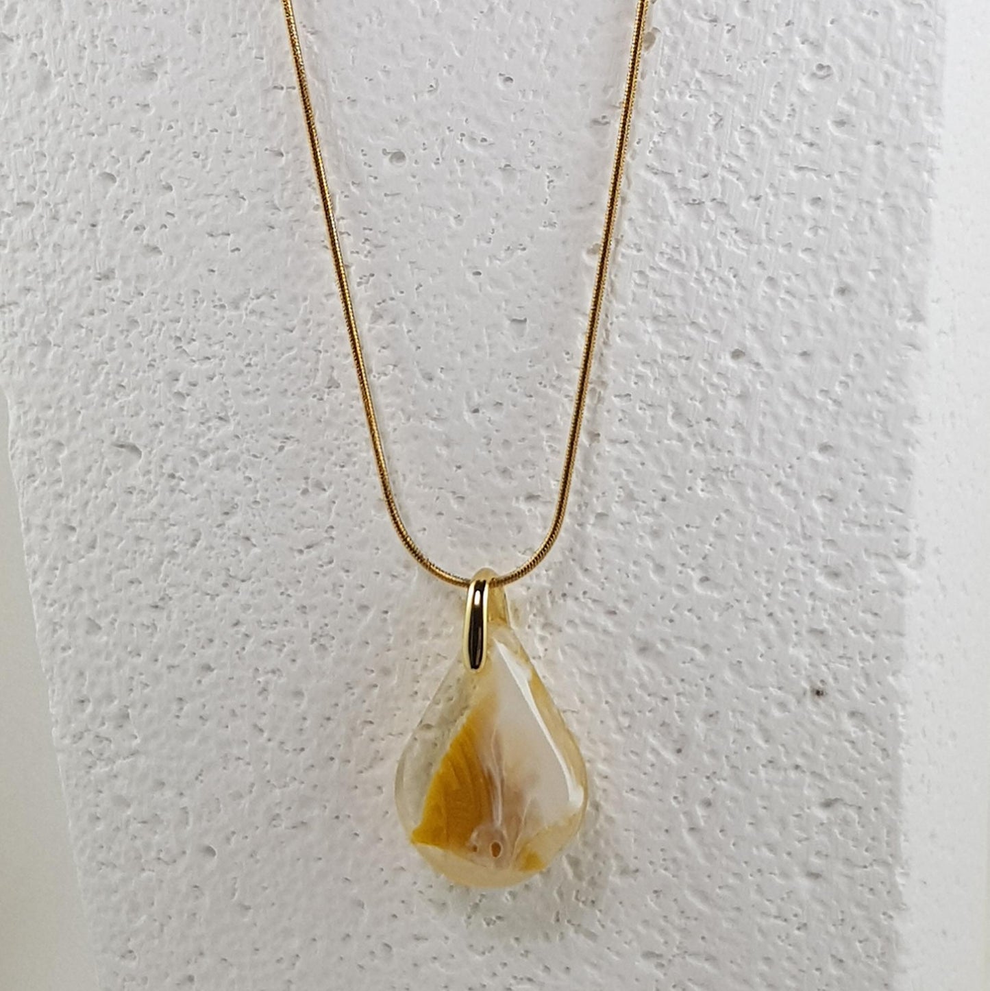 Collier pendentif poisson discus jaune en résine, bijou fantaisie marine artisanal