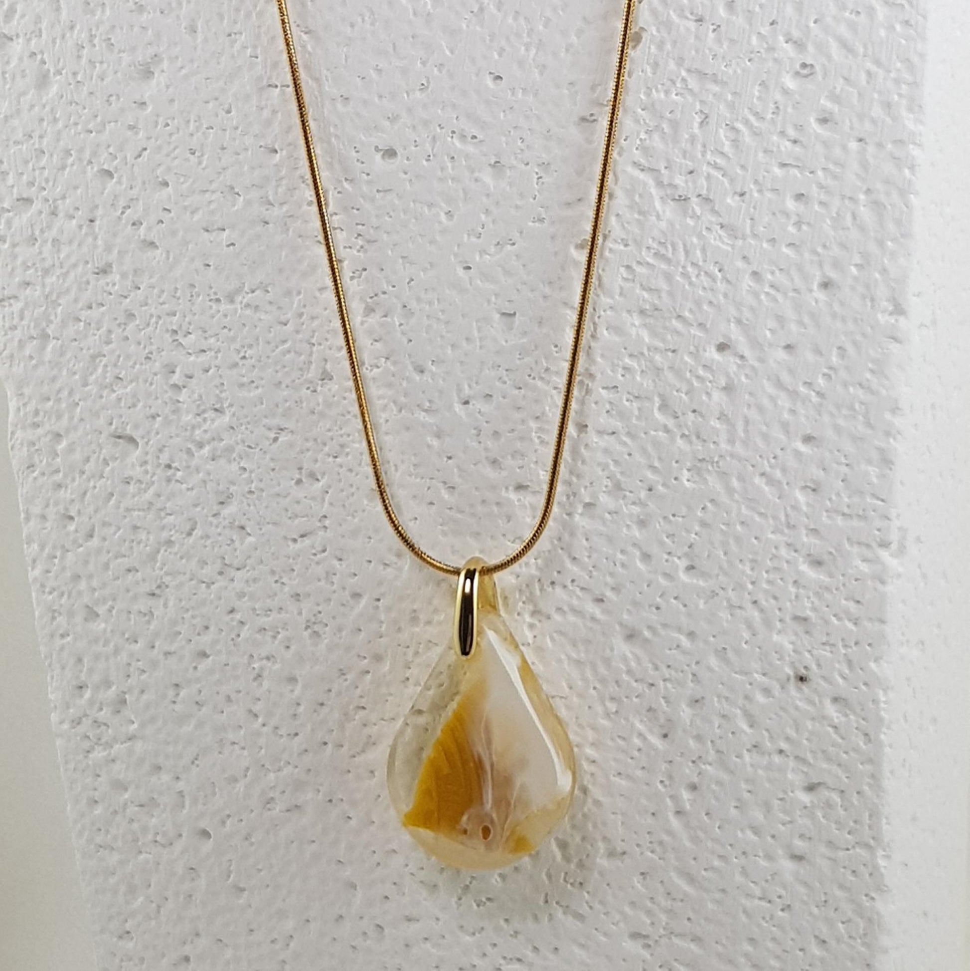 Collier pendentif poisson discus jaune en résine, bijou fantaisie marine artisanal