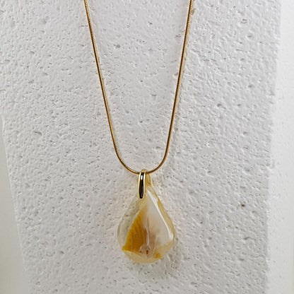 Collier pendentif poisson discus jaune en résine, bijou fantaisie marine artisanal