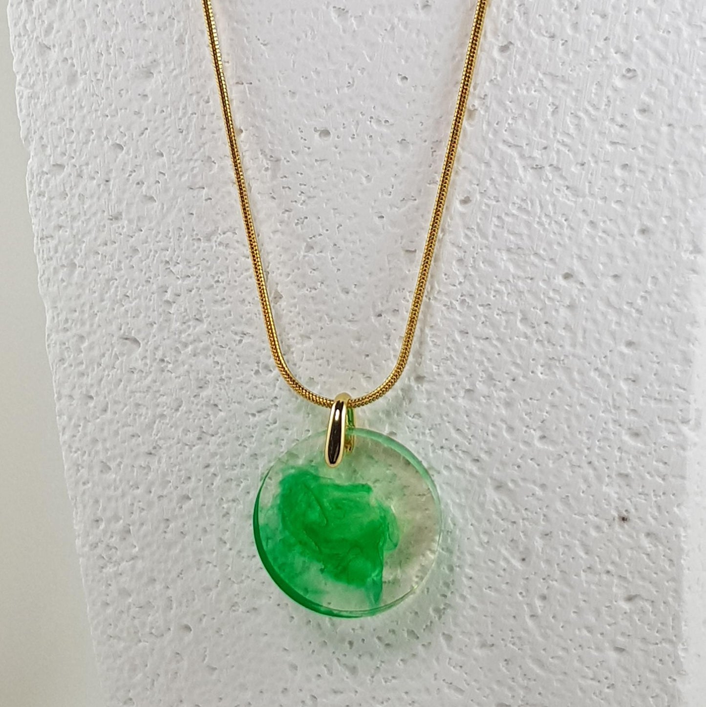 Collier Pendentif Poisson Discus Vert Pâle en Résine - Tropical Apaisant