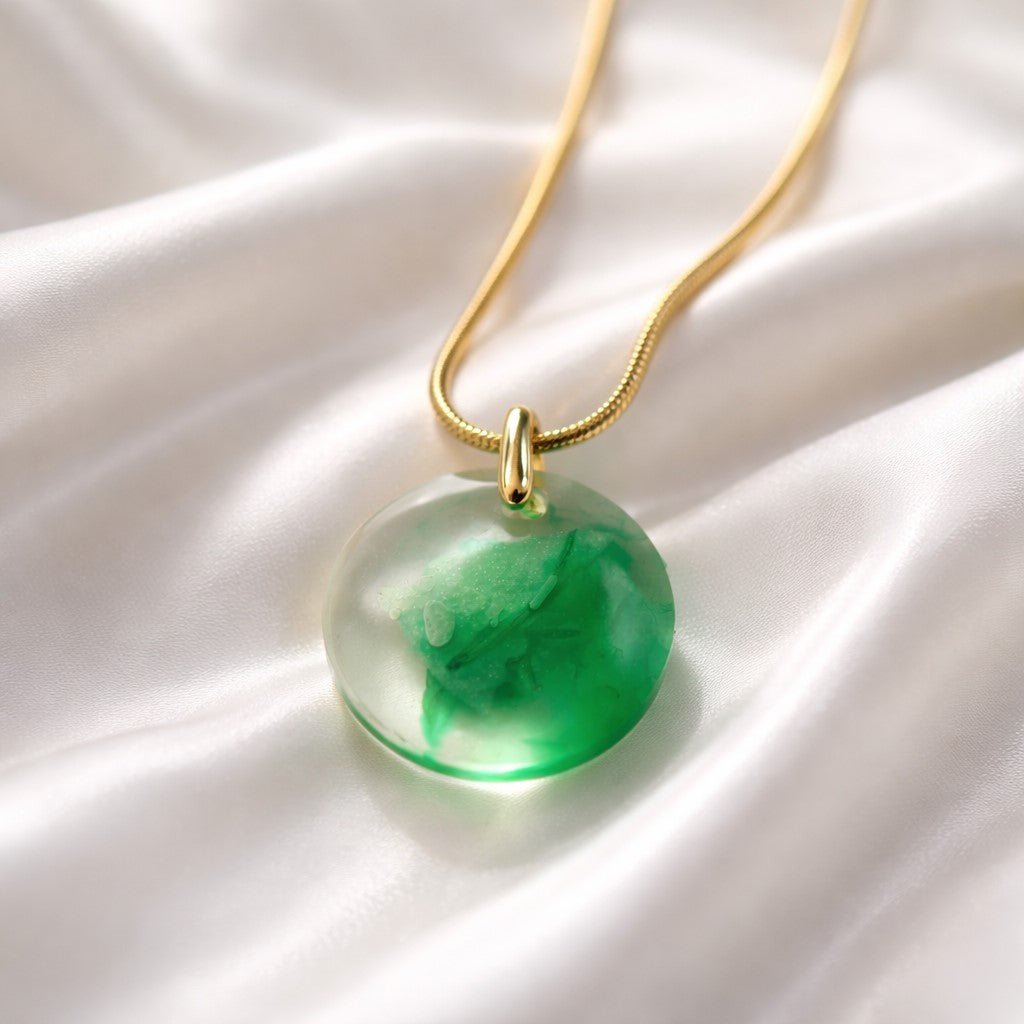 Collier Pendentif Poisson Discus Vert Pâle en Résine - Tropical Apaisant