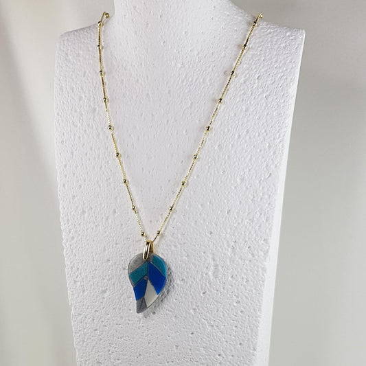 Collier Charmille Bleu Klein | Pendentif Résine Artisanal Artistique - Les Secrets de Louisettecollier