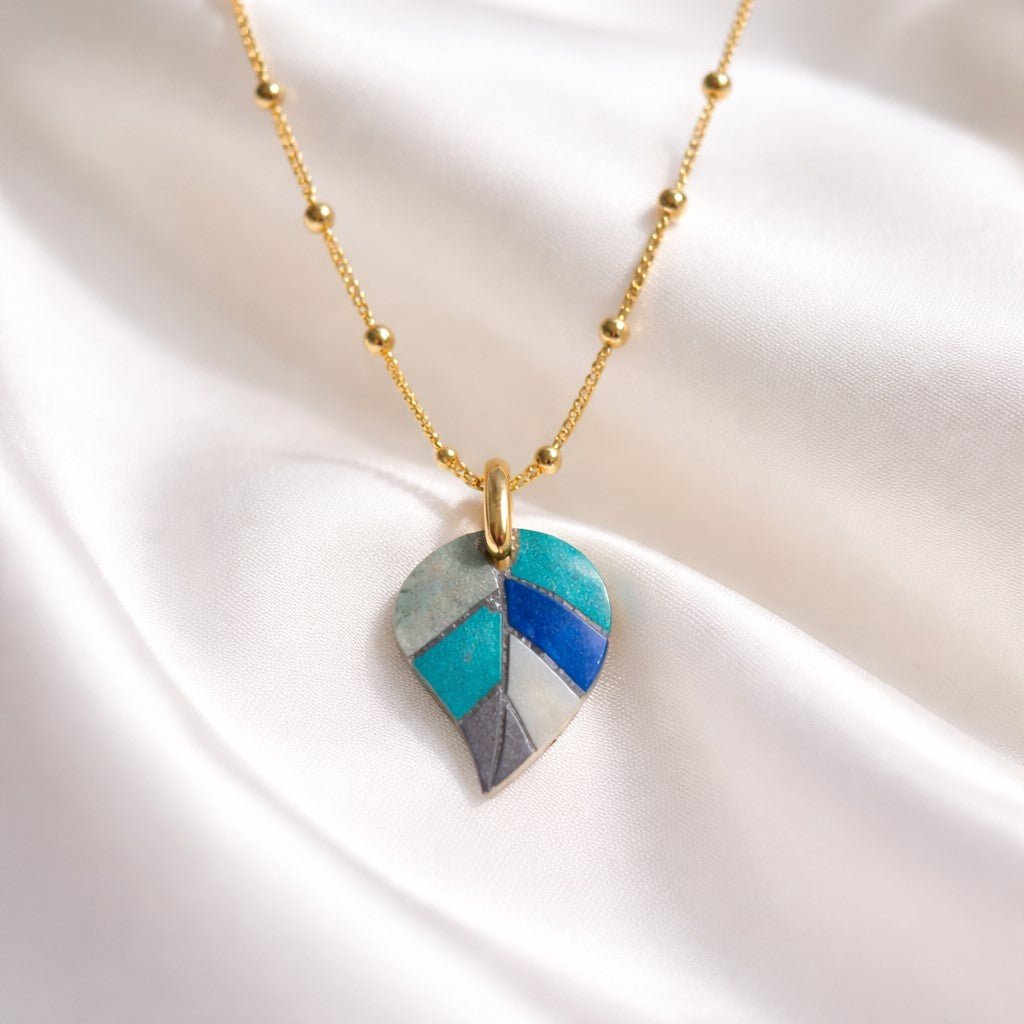 Collier Charmille Bleu Klein | Pendentif Résine Artisanal Artistique