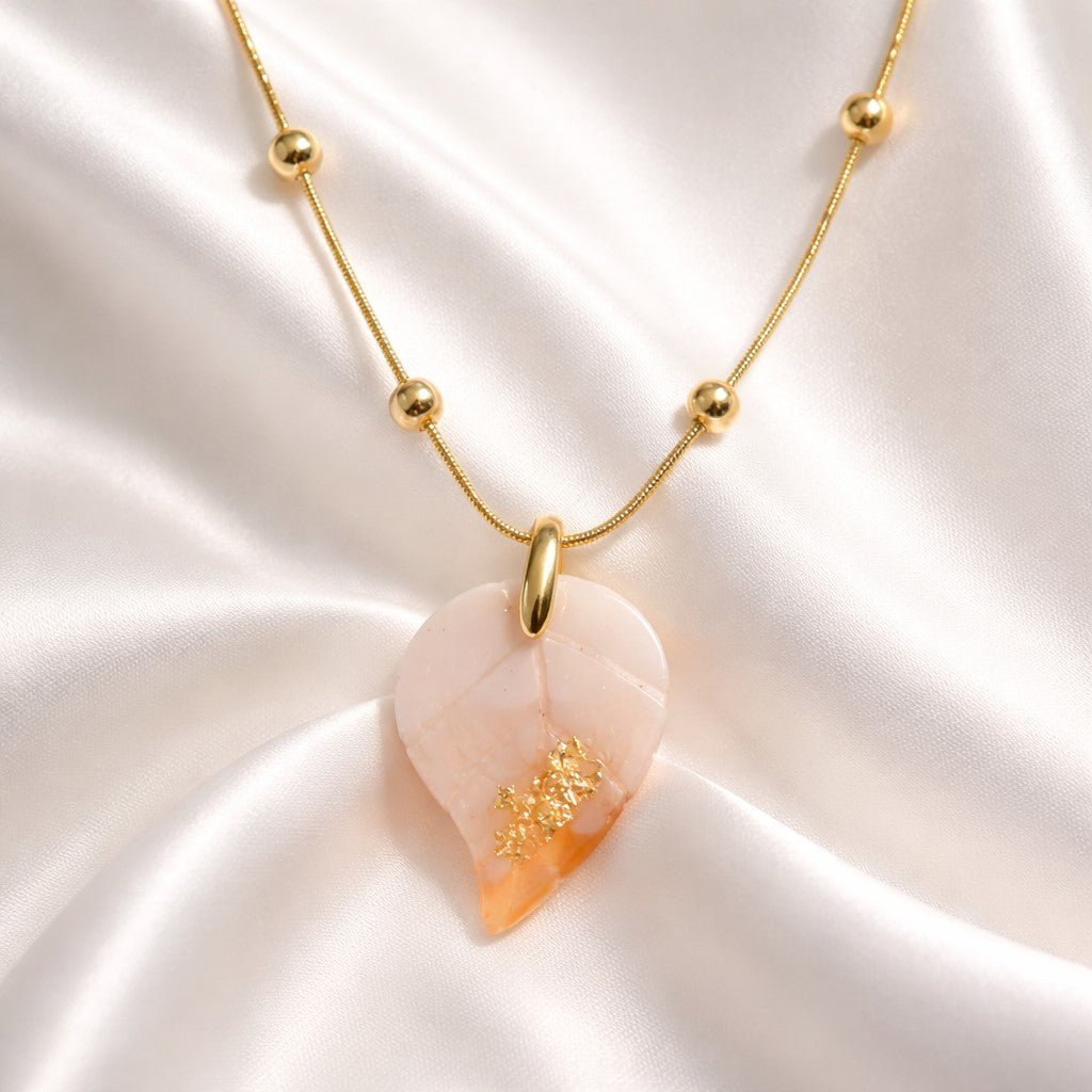 Collier Charmille Corail Paillettes Or | Bijou Résine Artisanal Lumineux