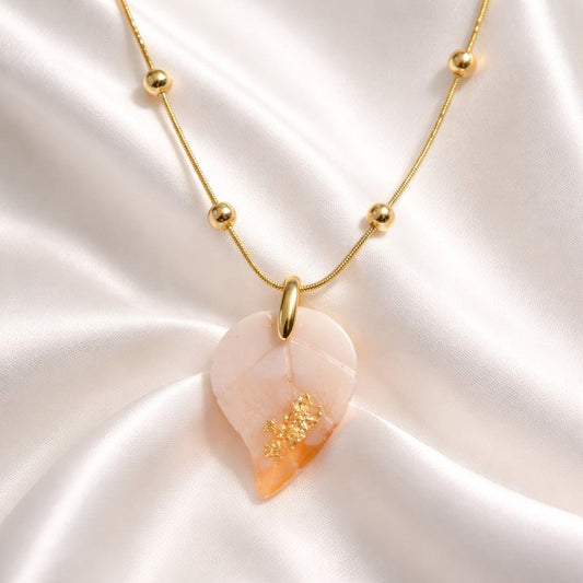 Collier Charmille Corail Paillettes Or | Bijou Résine Artisanal Lumineux