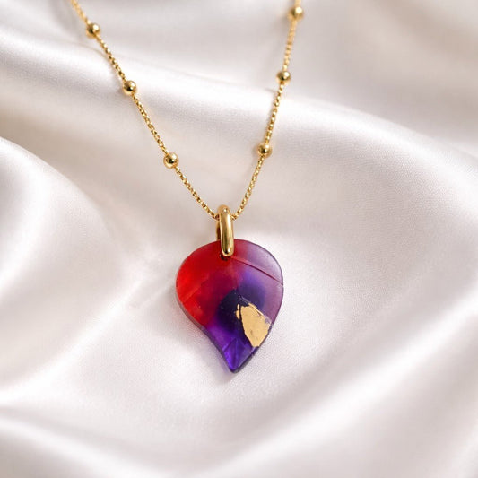 Collier Charmille Violet Bordeaux Paillettes Or | Bijou Résine Artisanal Élégant