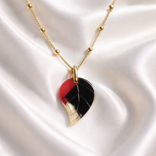 Collier Charmille Noir | Pendentif Résine Artisanal Élégant Intemporel