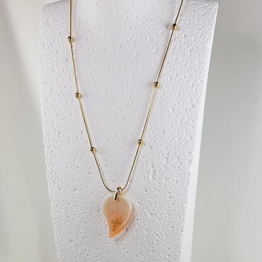 Collier Charmille Corail Paillettes Or | Bijou Résine Artisanal Lumineux - Les Secrets de Louisettecollier