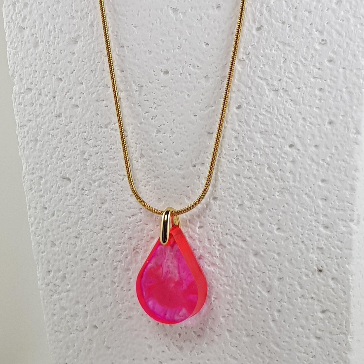 Collier pendentif étrille crabe fushia en résine, bijou fantaisie marine artisanal