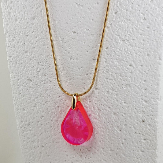 Collier pendentif étrille crabe fushia en résine, bijou fantaisie marine artisanal