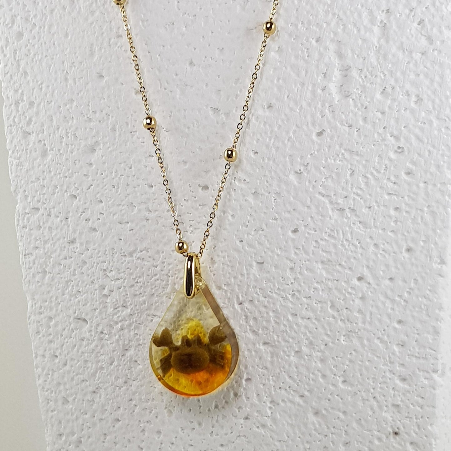 Collier pendentif étrille crabe or léopard en résine, bijou fantaisie marine doré artisanal