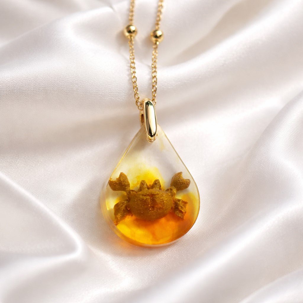 Collier Pendentif Étrille Or Léopard en Résine - Crabe Marin Luxueux