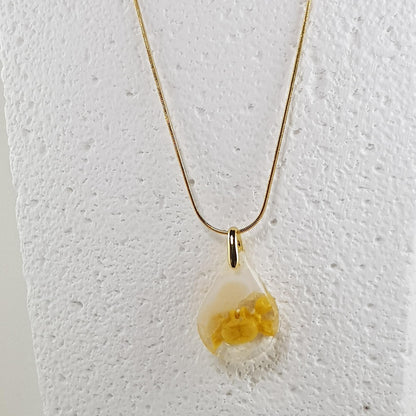 Collier pendentif étrille crabe jaune en résine, bijou fantaisie marine artisanal