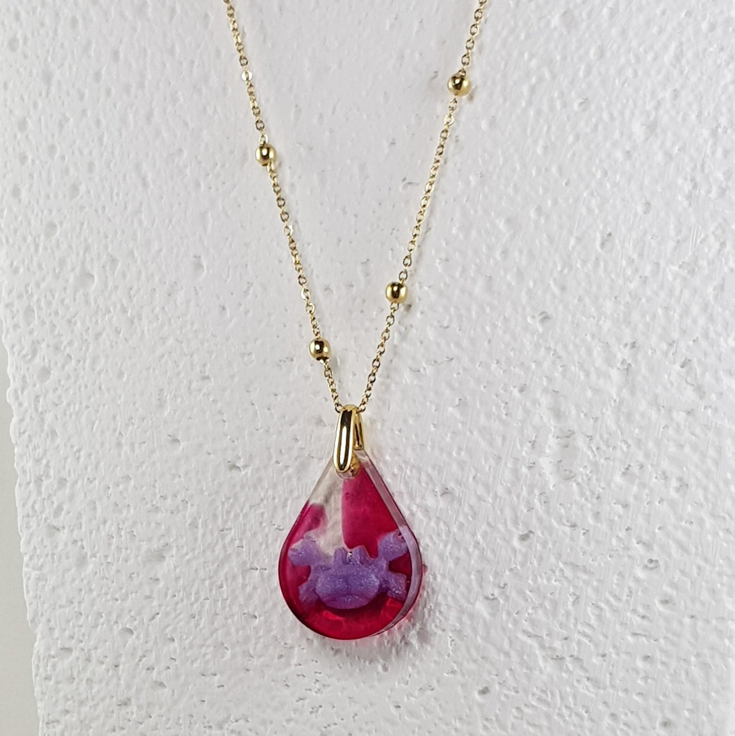 Collier pendentif étrille (crabe) violet en résine artisanale. Bijou fantaisie marine unique,