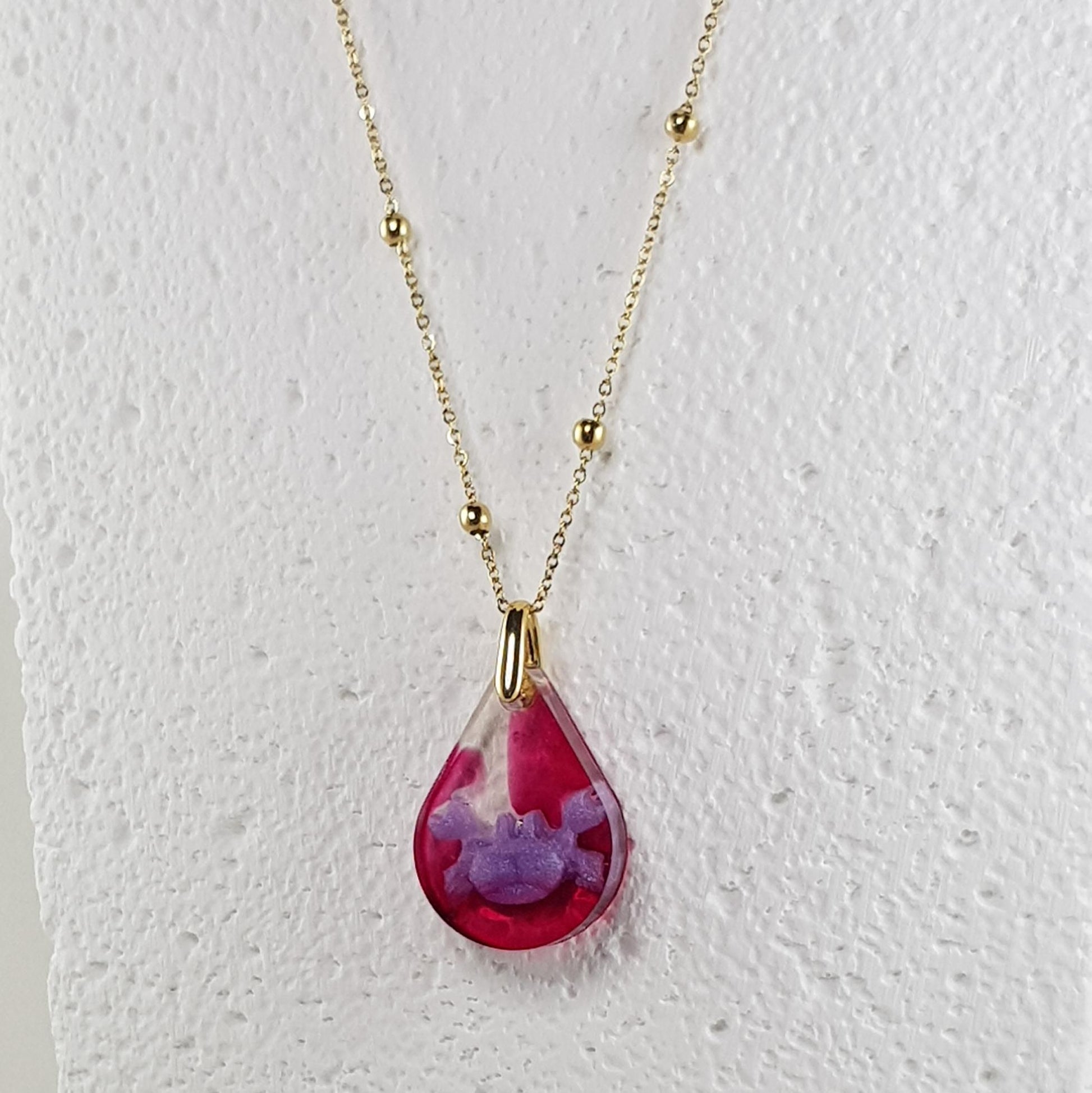 Collier pendentif étrille (crabe) violet en résine artisanale. Bijou fantaisie marine unique,