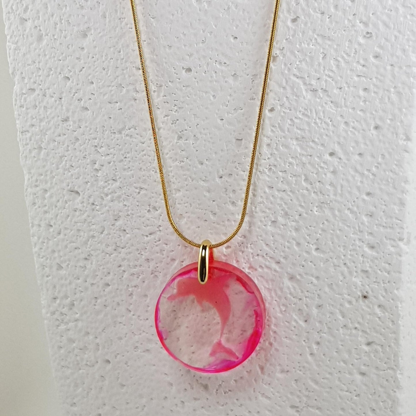 Collier pendentif dauphin fushia en résine, bijou fantaisie marine artisanal