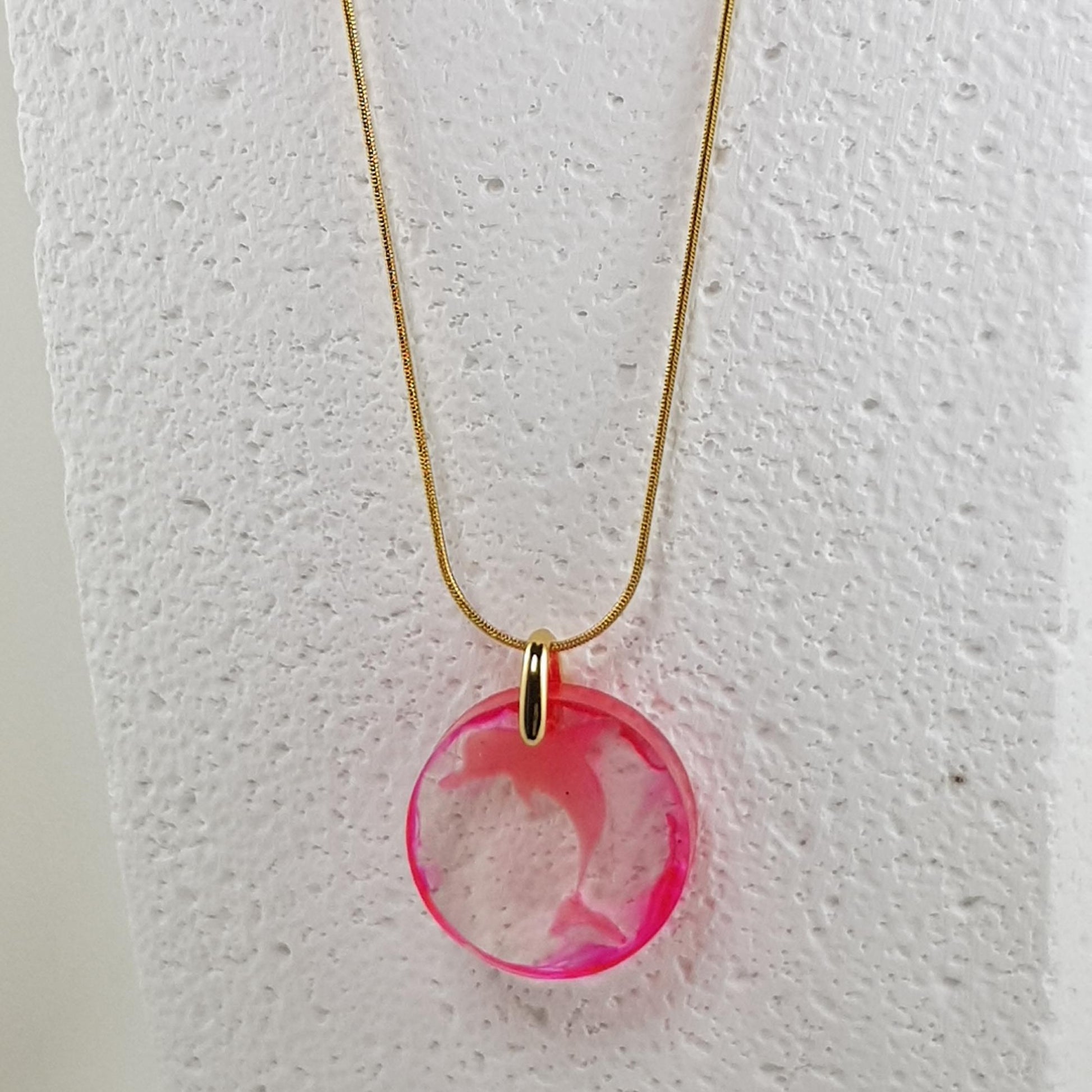 Collier pendentif dauphin fushia en résine, bijou fantaisie marine artisanal