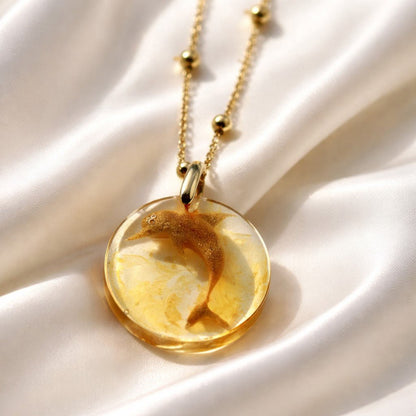 Collier Pendentif Dauphin Or Léopard en Résine - Esprit Marin Luxueux
