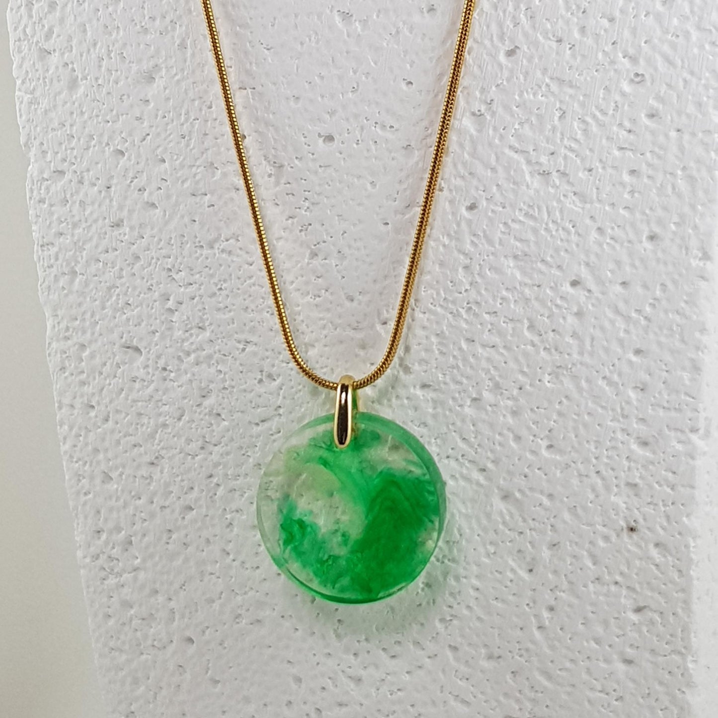 Collier pendentif dauphin vert pâle en résine, bijou fantaisie marine artisanal