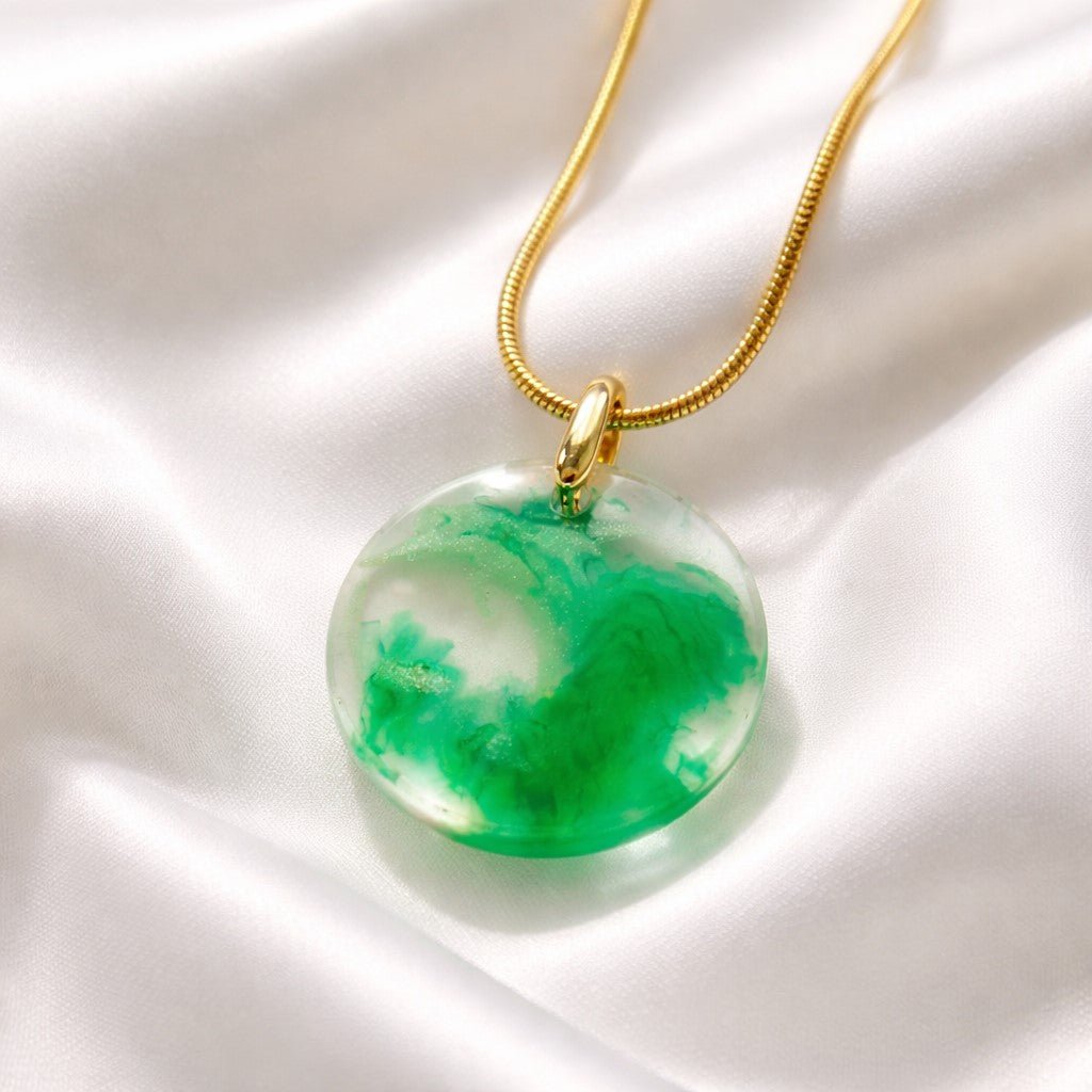 Collier Pendentif Dauphin Vert Pâle en Résine - Esprit Marin Apaisant