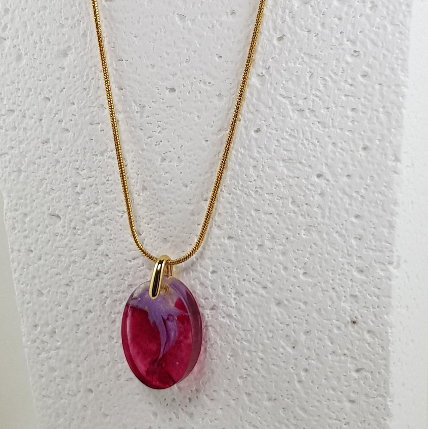 Collier pendentif dauphin violet en résine, bijou fantaisie marine artisanal