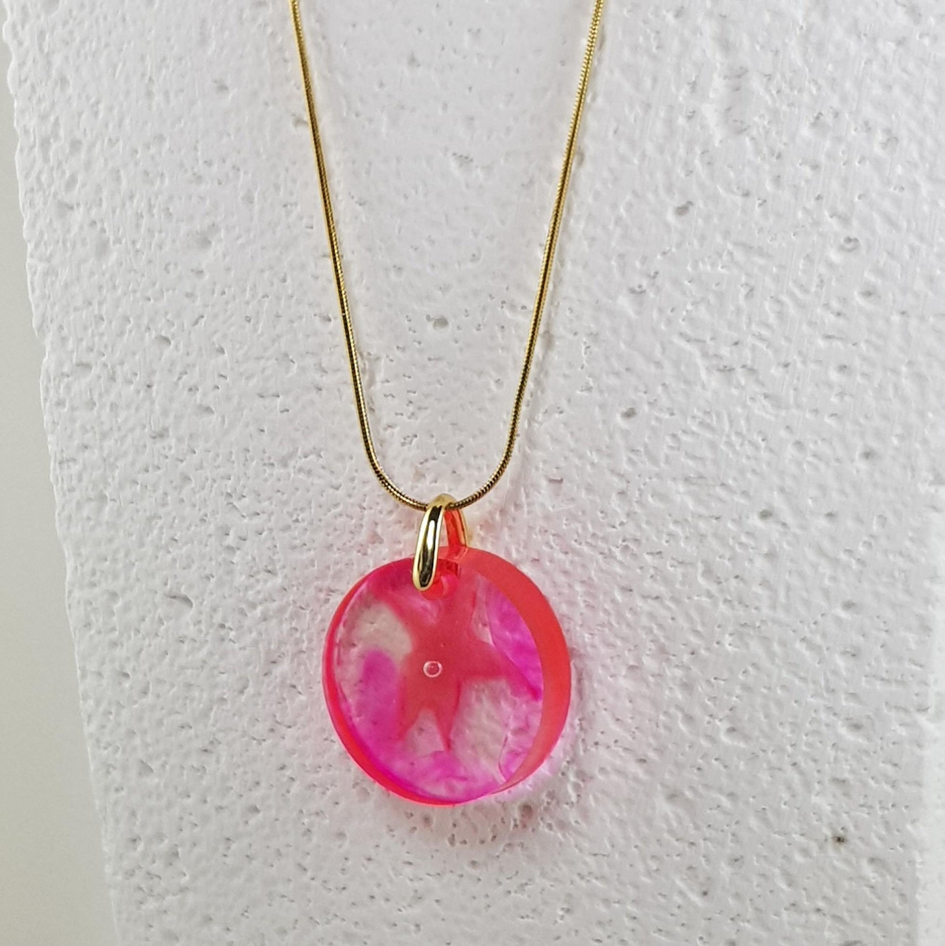 Collier pendentif étoile de mer fushia en résine, bijou fantaisie marine artisanal
