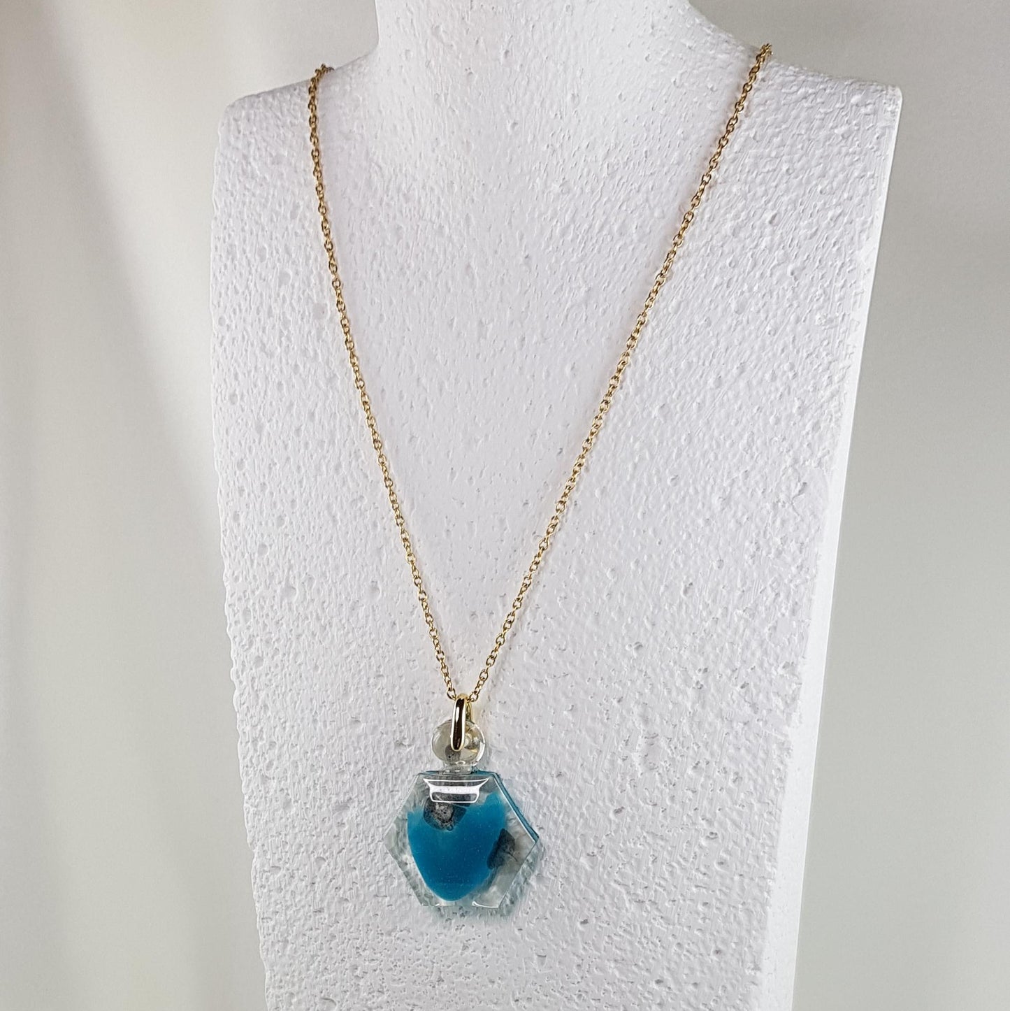Collier Pendentif Flacon Alvéole Teal - Élégance Structurée - Les Secrets de Louisette