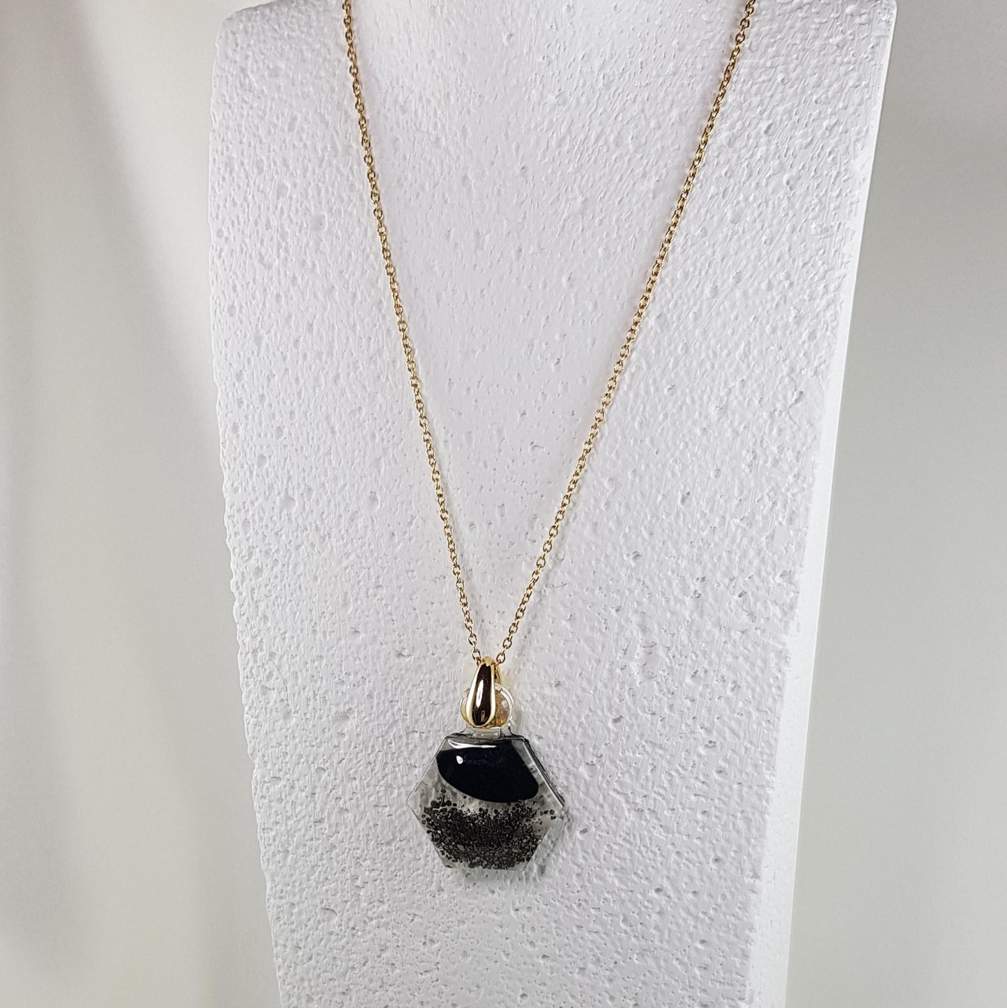 Collier pendentif flacon alvéole en résine sable foncé, élégance naturelle bijou fantaisie original