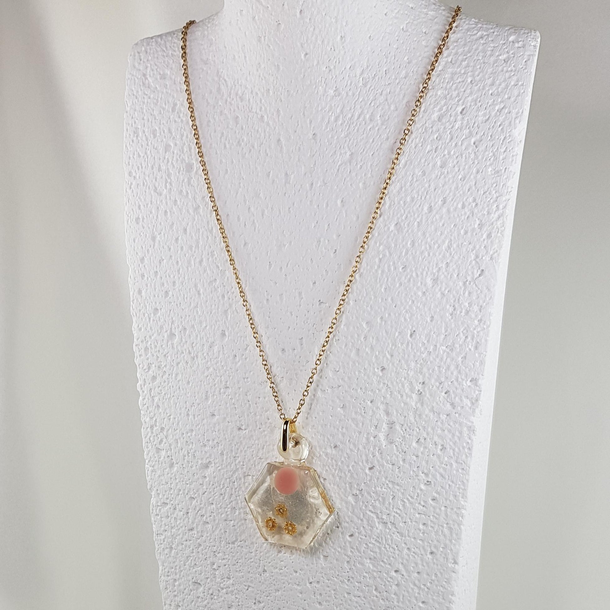 Collier pendentif flacon alvéole en résine rose, douceur texturée bijou fantaisie original
