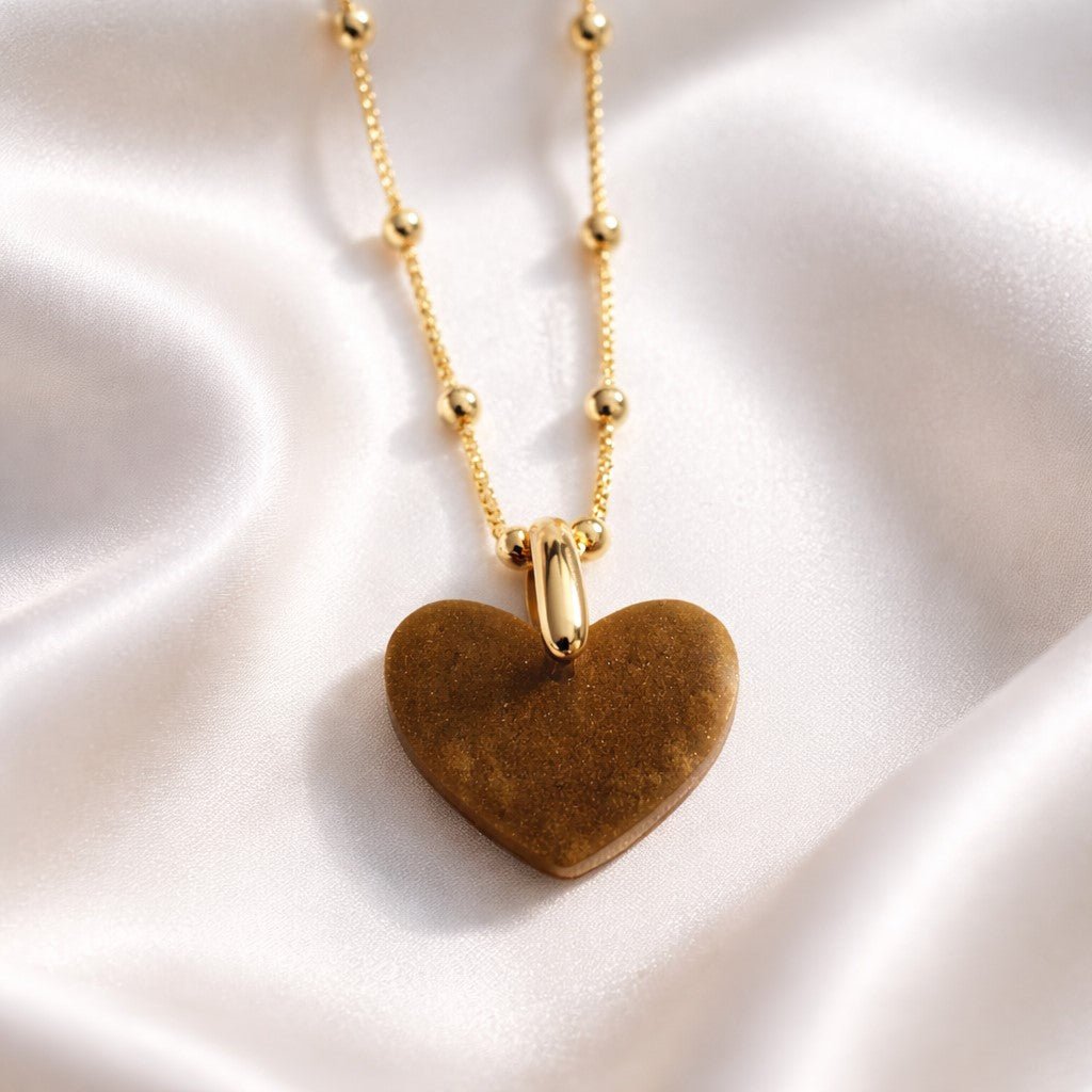 Collier Cœur Or Léopard en Résine - Bijou Artisanal Audacieux