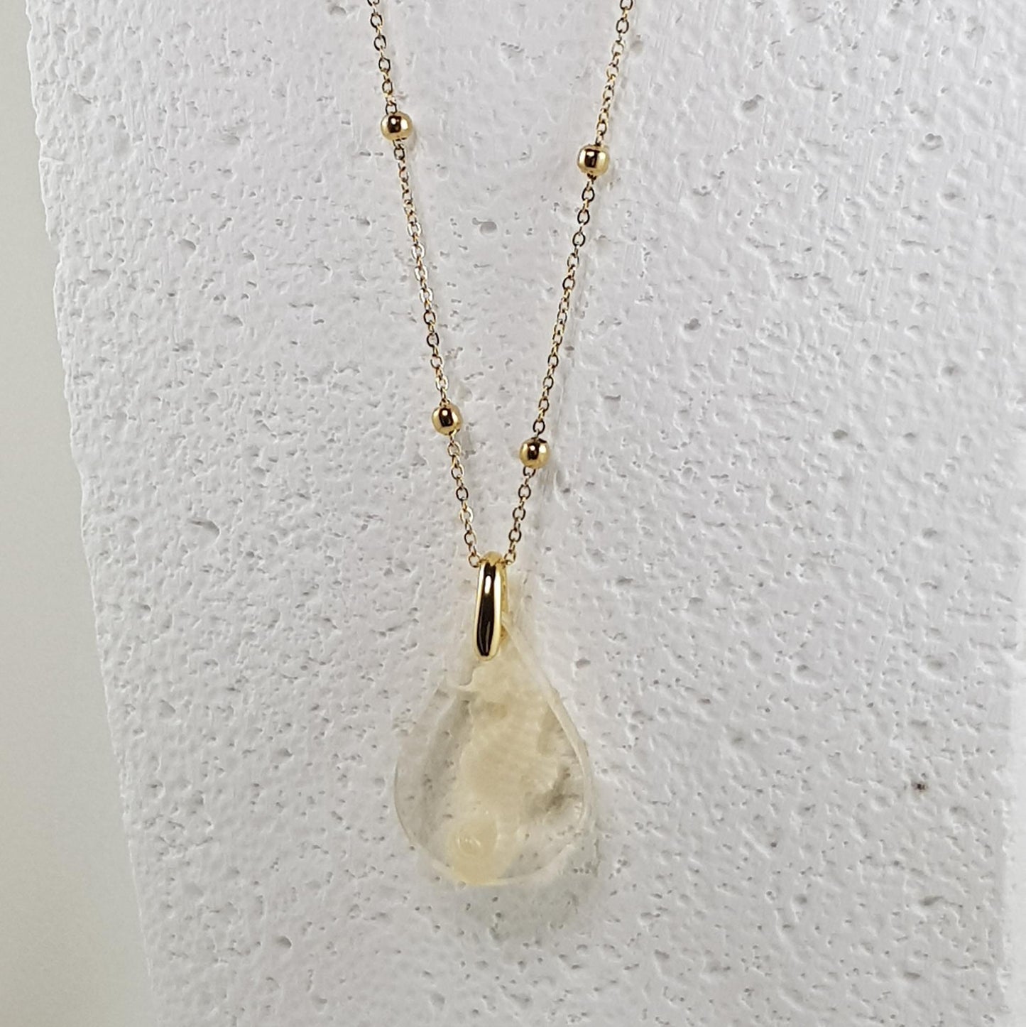Collier pendentif hippocampe blanc en résine, bijou fantaisie marine artisanal