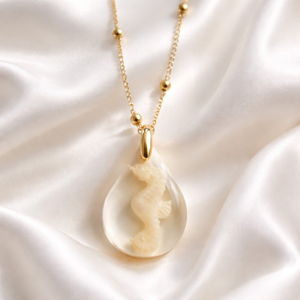 Collier Pendentif Hippocampe Blanc en Résine - Pureté Marine Intemporelle
