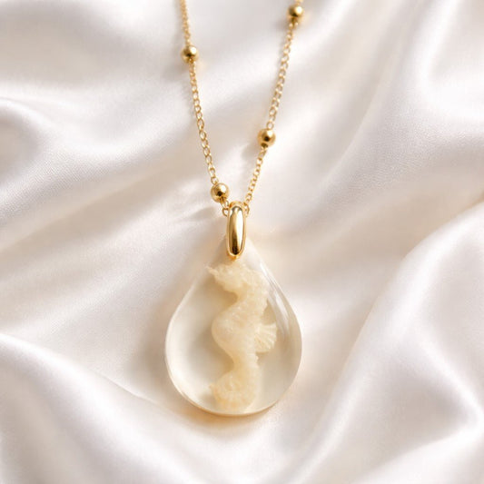 Collier Pendentif Hippocampe Blanc en Résine - Pureté Marine Intemporelle