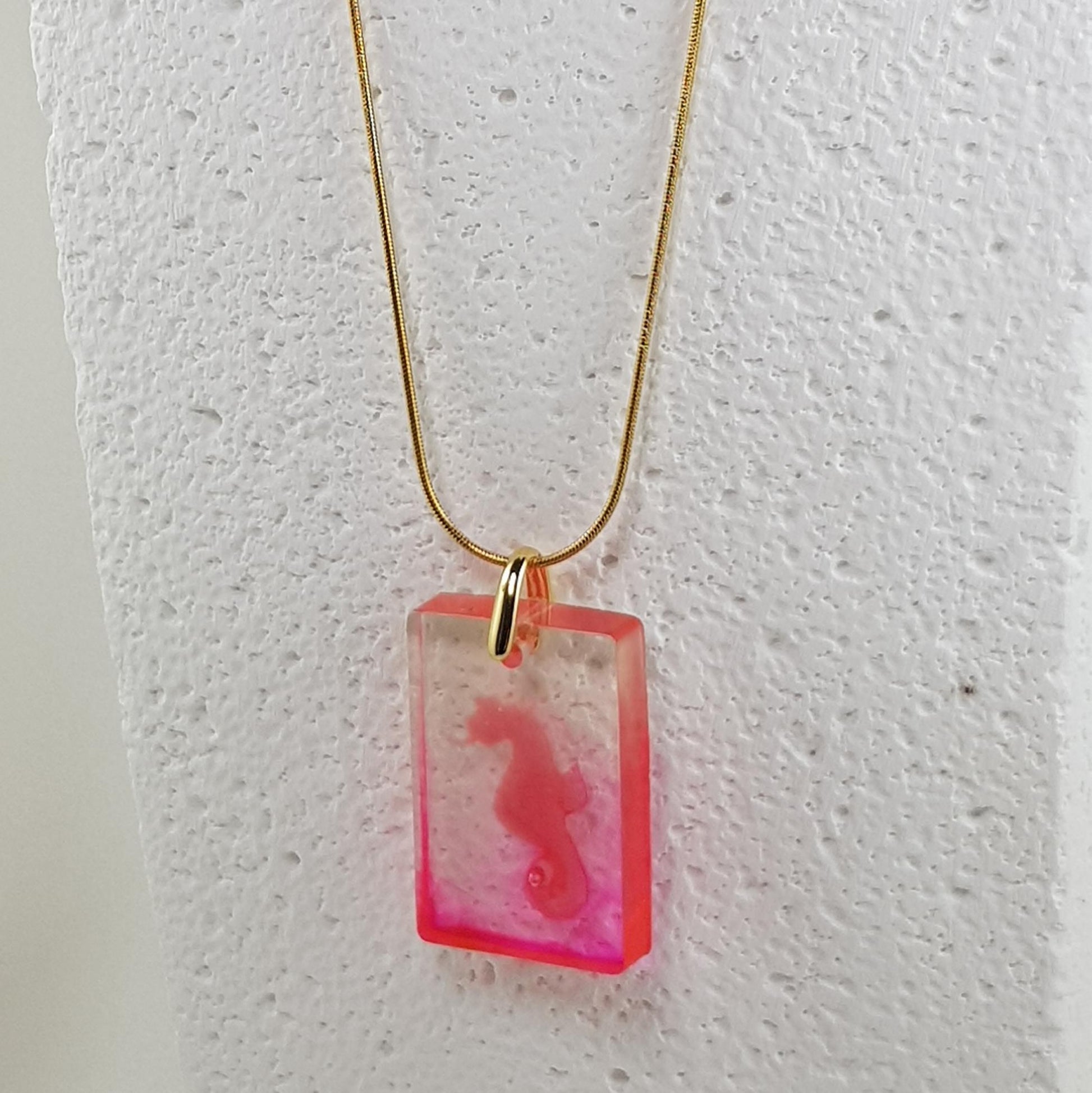 Collier pendentif hippocampe fushia en résine, bijou fantaisie marine artisanal