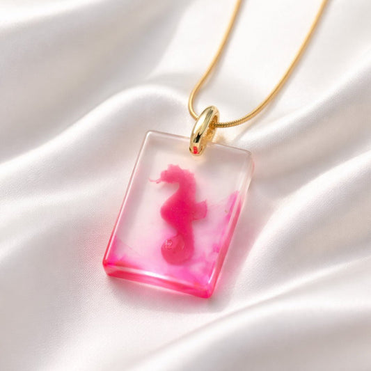 Collier Pendentif Hippocampe fushia en Résine - Esprit Marin Lumineux