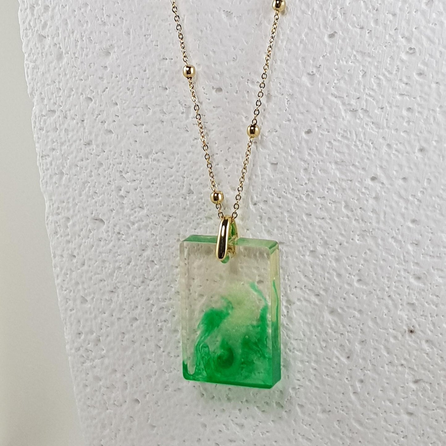 Collier pendentif hippocampe vert pâle en résine, bijou fantaisie marine artisanal