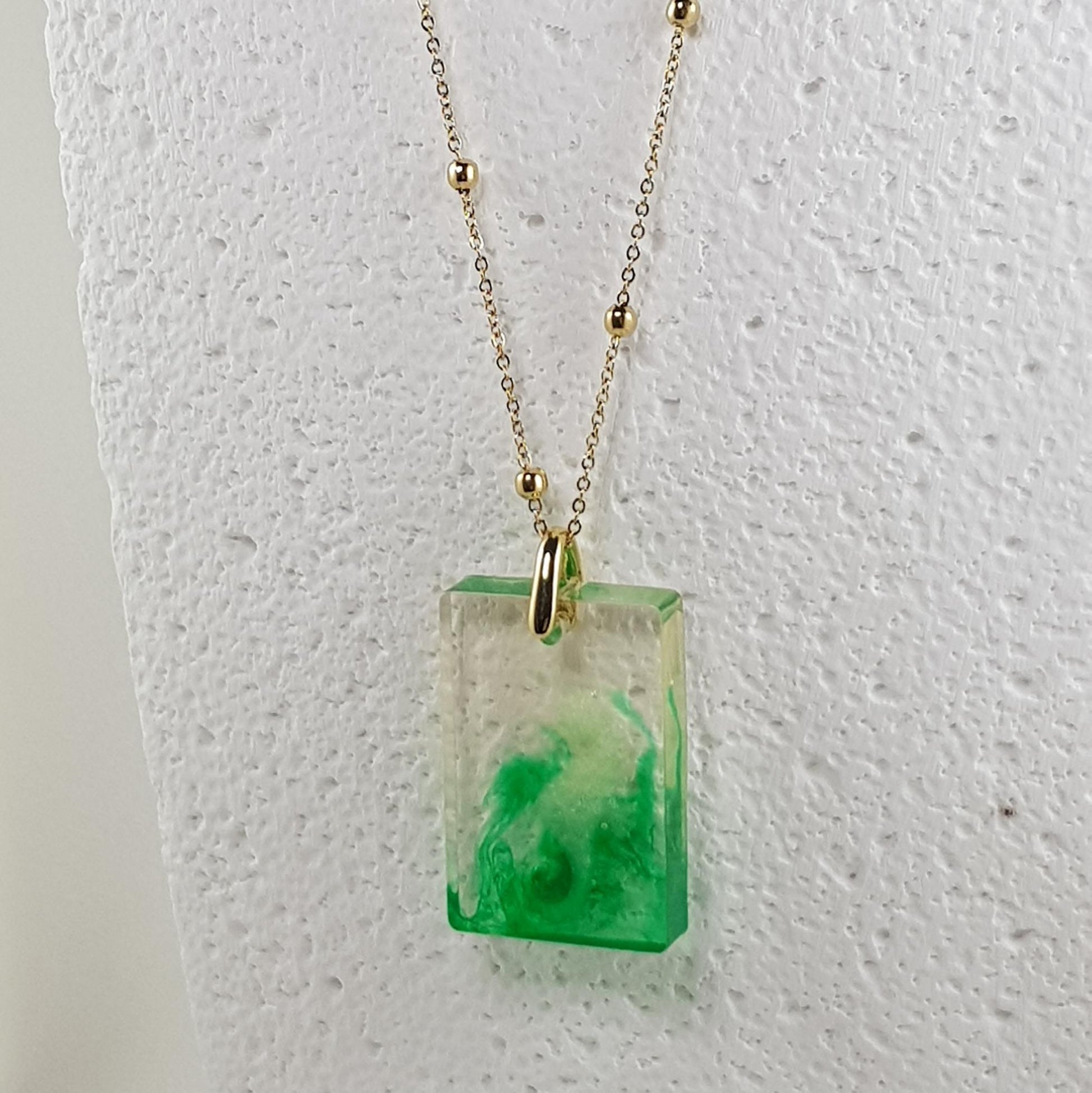 Collier pendentif hippocampe vert pâle en résine, bijou fantaisie marine artisanal