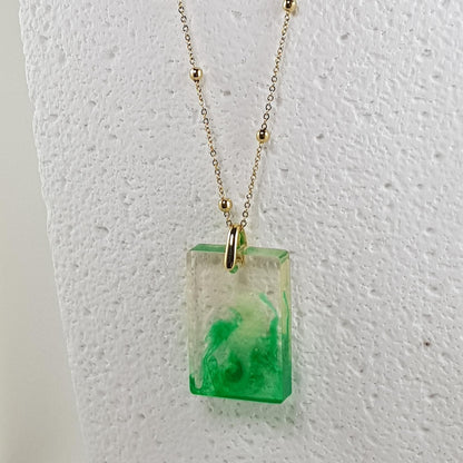 Collier pendentif hippocampe vert pâle en résine, bijou fantaisie marine artisanal