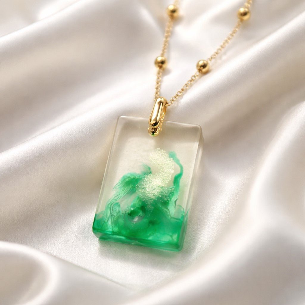 Collier Pendentif Hippocampe Vert Pâle en Résine - Douceur Marine Apaisante
