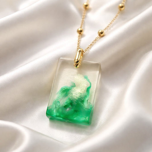 Collier Pendentif Hippocampe Vert Pâle en Résine - Douceur Marine Apaisante