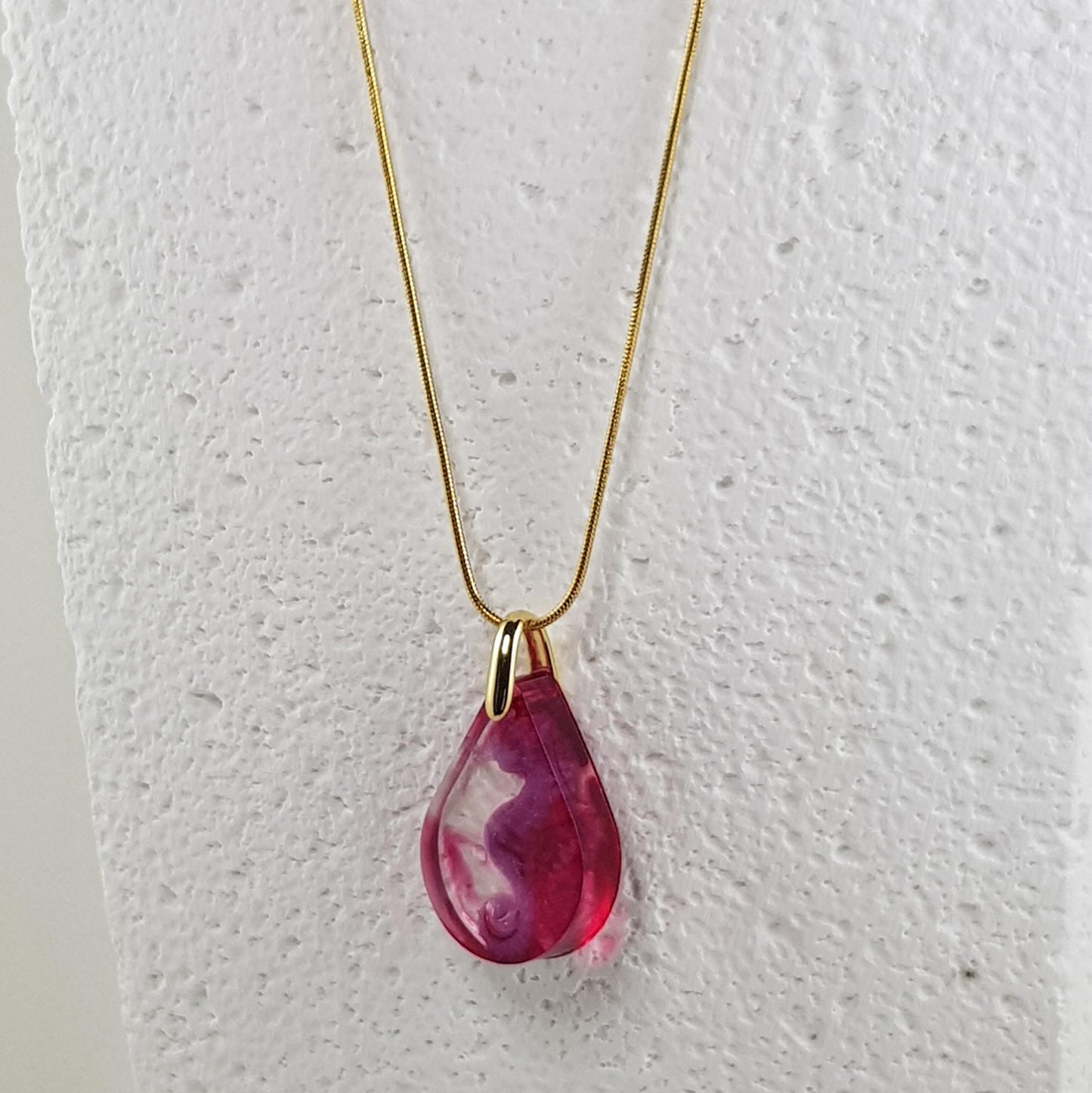 Collier pendentif hippocampe mauve en résine, bijou fantaisie marine artisanal