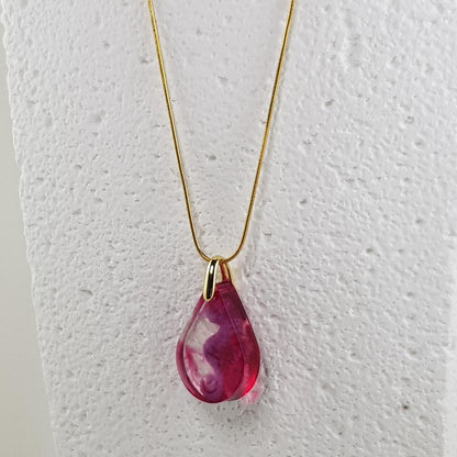 Collier pendentif hippocampe mauve en résine, bijou fantaisie marine artisanal