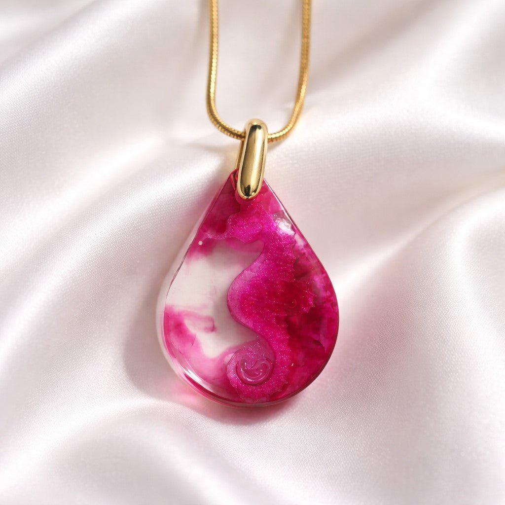 Collier Pendentif Hippocampe Mauve en Résine - Élégance Marine Raffinée