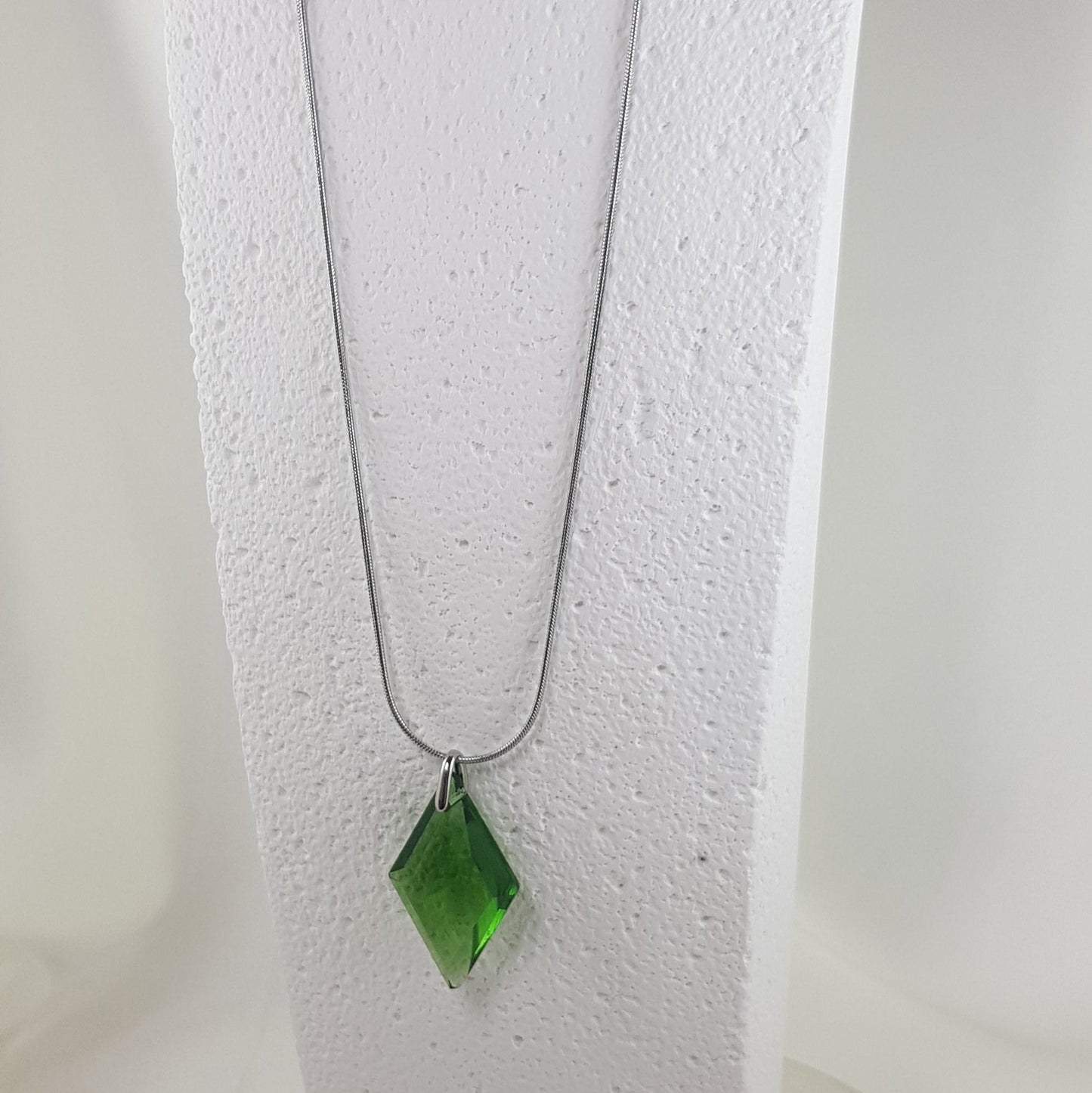 Collier Pendentif Losange en Cristal - Bijou Feng Shui Géométrique - Les Secrets de Louisettecollier